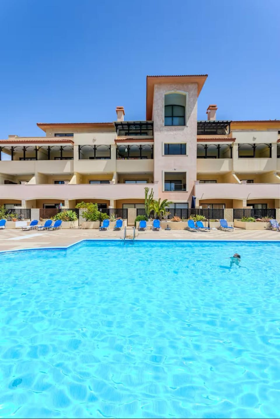 Day, Pool view, Swimming pool, sunbed