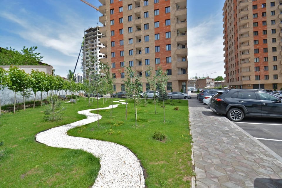 Property building, Spring, Day, Neighbourhood, Natural landscape, Garden, Cycling, Garden view, Street view, Location, Parking