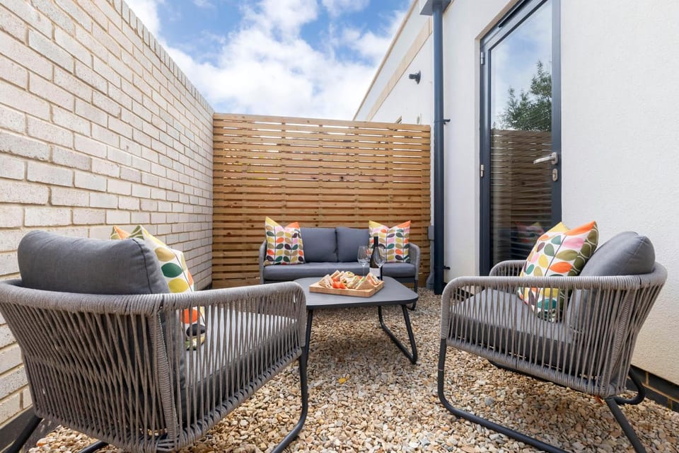 Elliot Oliver - Stylish and Comfortable 3 Bedroom Town House with En-suites to all Bedrooms and within a Short Walk to the Town Centre House in Cheltenham