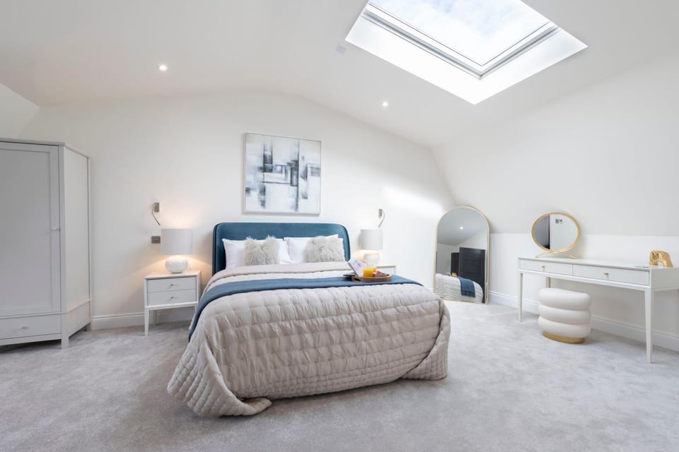 Elliot Oliver - Stylish and Comfortable 3 Bedroom Town House with En-suites to all Bedrooms and within a Short Walk to the Town Centre House in Cheltenham