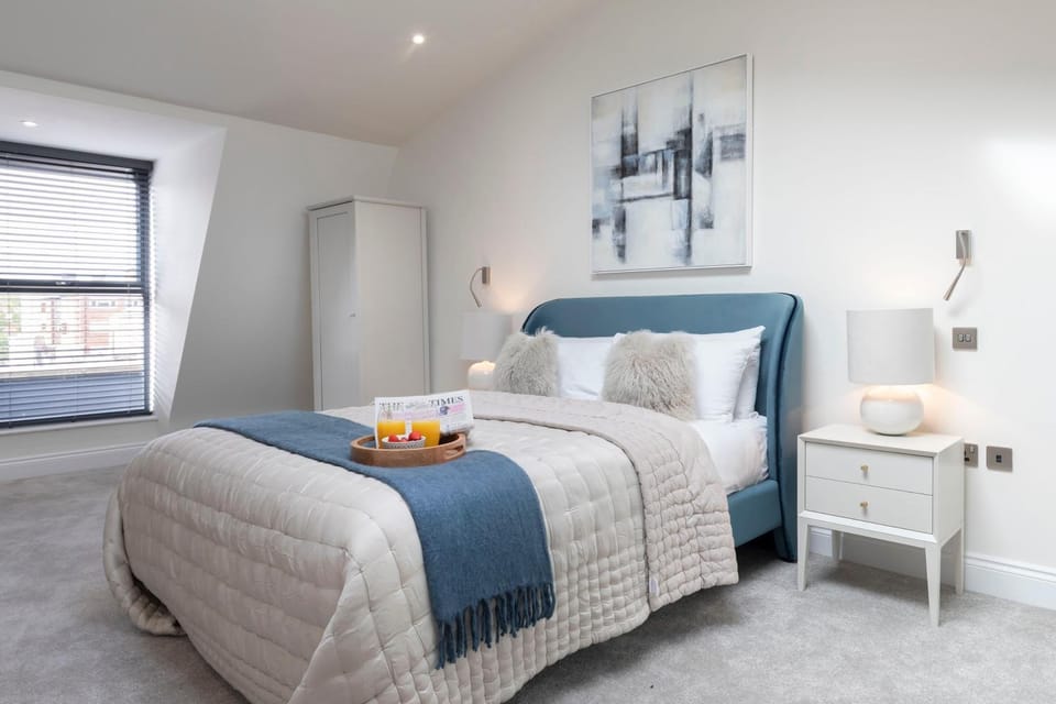Elliot Oliver - Stylish and Comfortable 3 Bedroom Town House with En-suites to all Bedrooms and within a Short Walk to the Town Centre House in Cheltenham