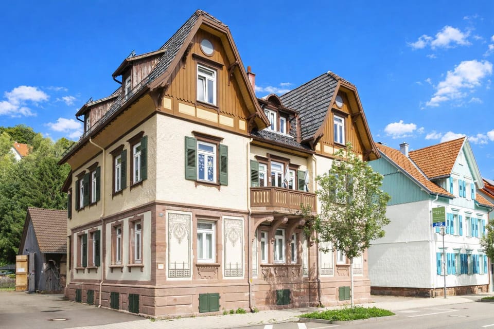 Property building, Facade/entrance, Neighbourhood, Street view, Location, Parking