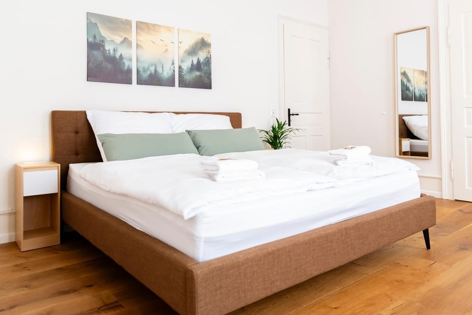 Bed, Photo of the whole room, Bedroom, towels