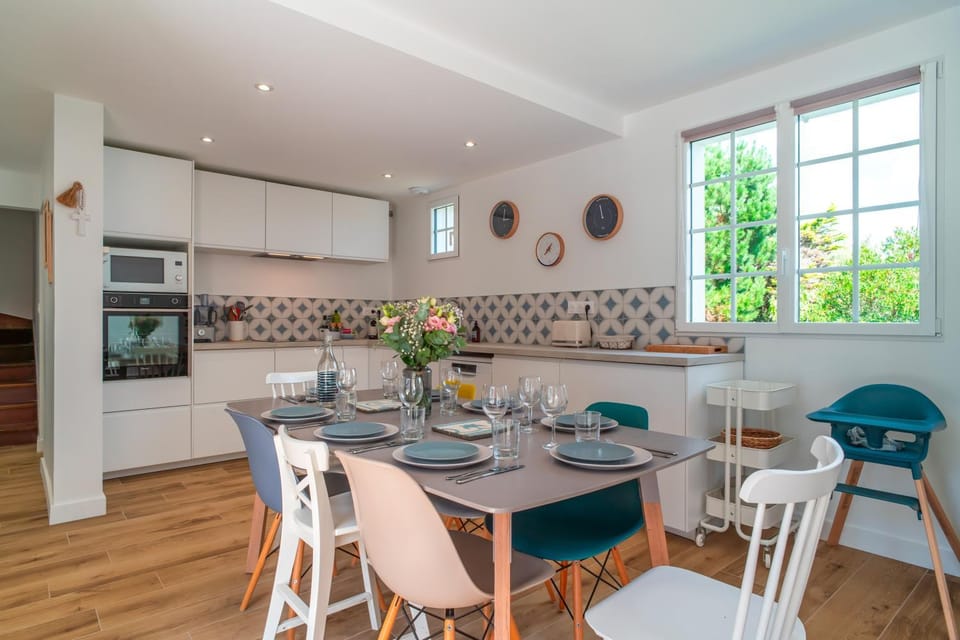 Kitchen or kitchenette, Dining area, stove