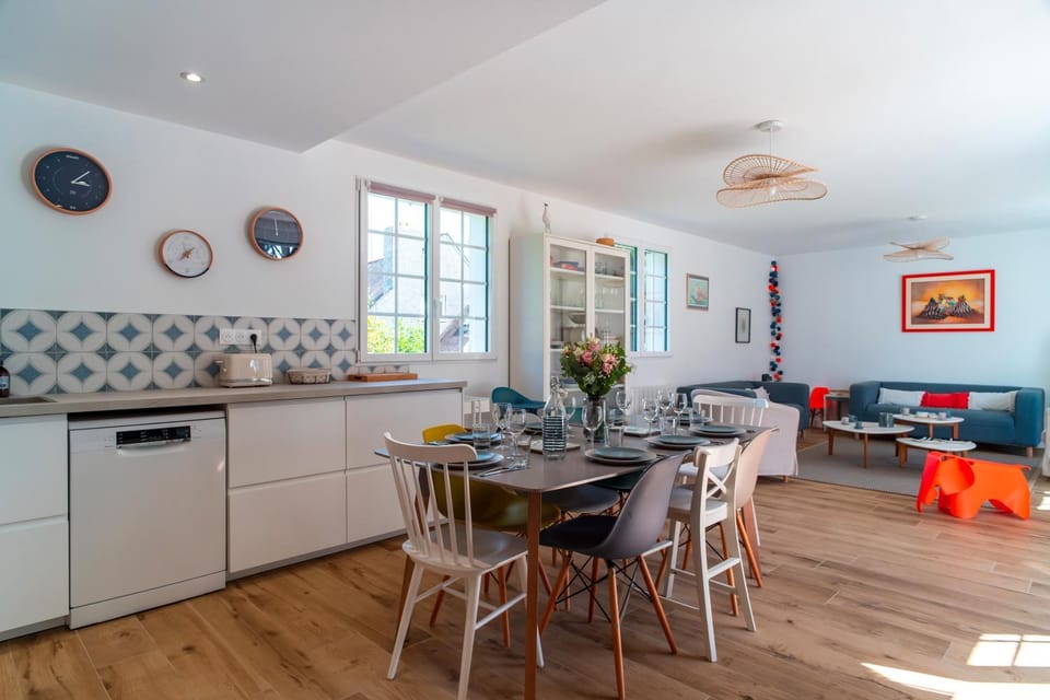 Kitchen or kitchenette, Dining area, stove
