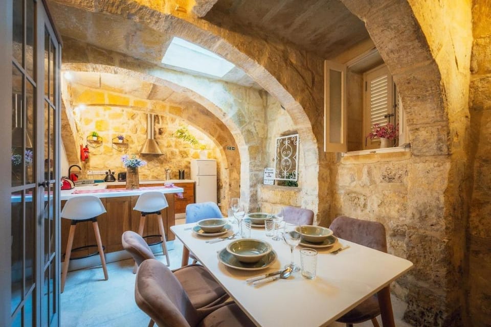 Kitchen or kitchenette, Living room, Food and drinks, Seating area, Dining area, Food