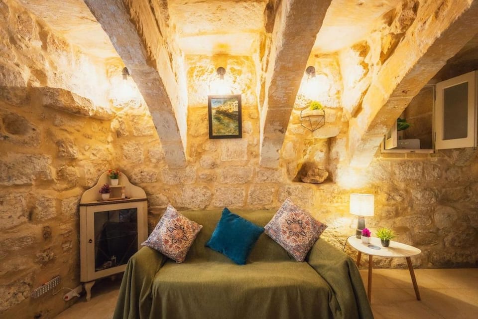 Bed, Photo of the whole room, Seating area, Bedroom, flat iron