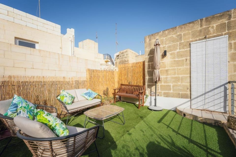 Spring, Day, Garden, Living room, Seating area, Garden view, sunbed