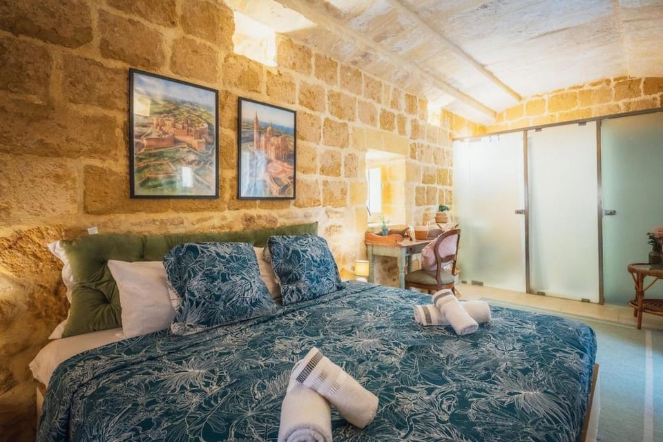 Bed, Living room, Photo of the whole room, Seating area, Bedroom, towels