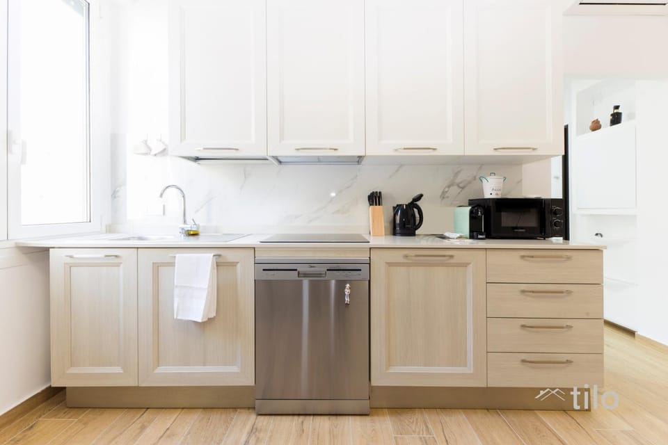 Kitchen or kitchenette, dishwasher, stove