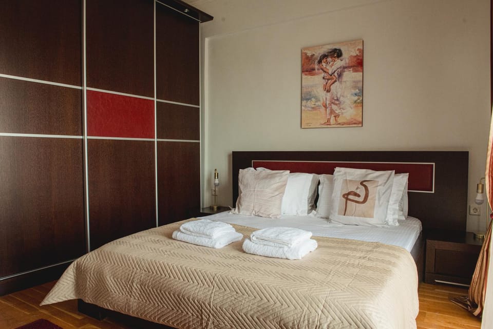 Bedroom, towels, wardrobe