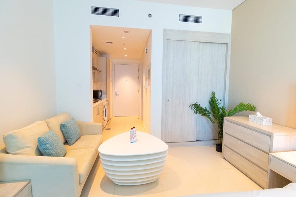 Seven Palm Studio - Direct Beach Access- Rooftop Infinity Pool Apartment in Dubai