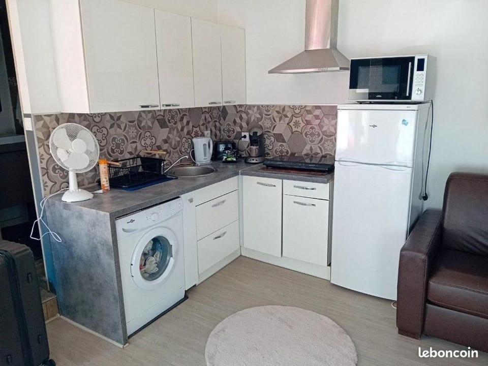 Coffee/tea facilities, Kitchen or kitchenette, stove, toaster, washing machine