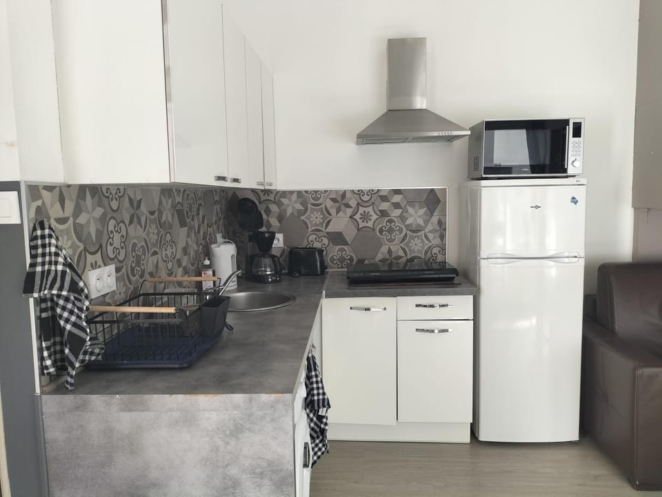 Coffee/tea facilities, Kitchen or kitchenette, dishwasher, stove