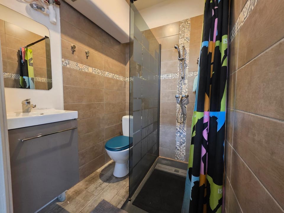 Shower, Toilet, Bathroom, towels