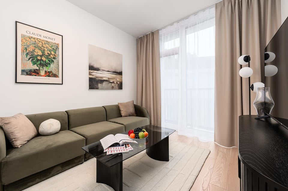 Day, TV and multimedia, Living room, Seating area