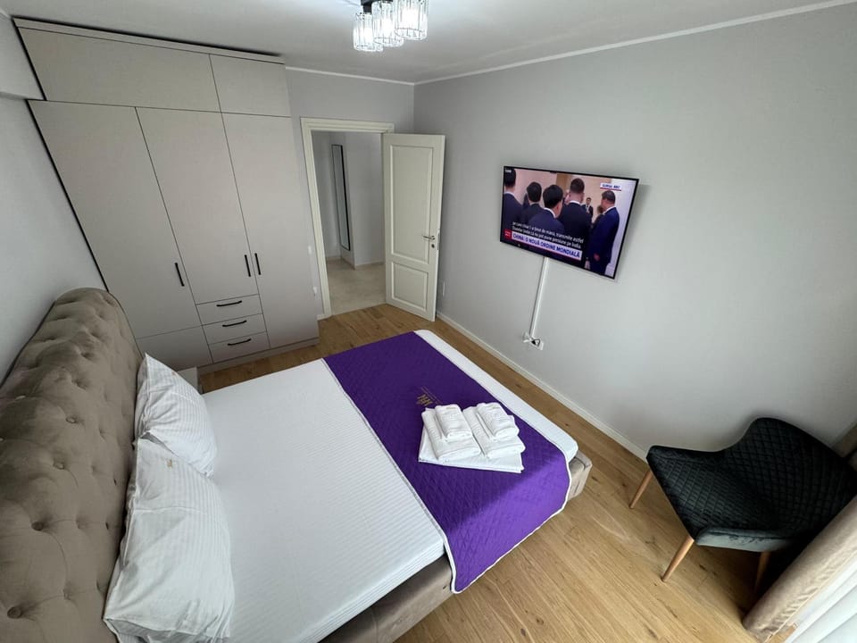 Bed, TV and multimedia, Photo of the whole room, Seating area, Bedroom, towels, wardrobe