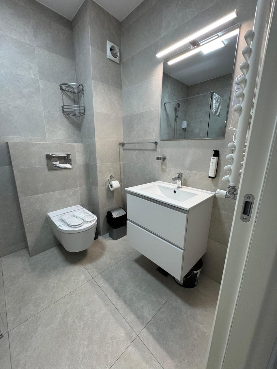 Shower, Toilet, Bathroom, towels