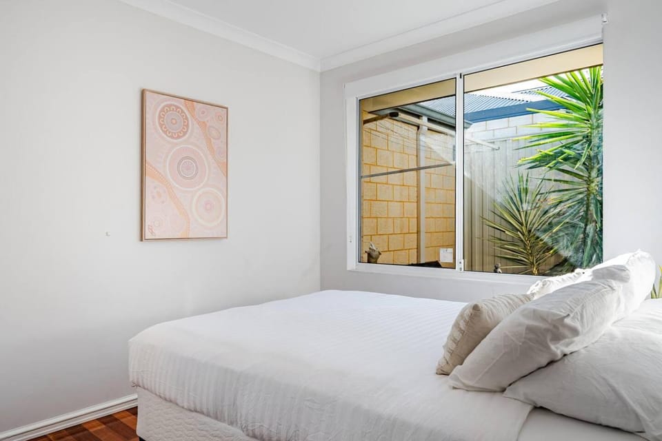 Baldivis Home Close to IGA, CAFE, Restaurants, 15 mins to beach House in Baldivis