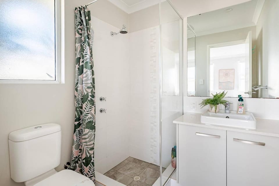 Baldivis Home Close to IGA, CAFE, Restaurants, 15 mins to beach House in Baldivis