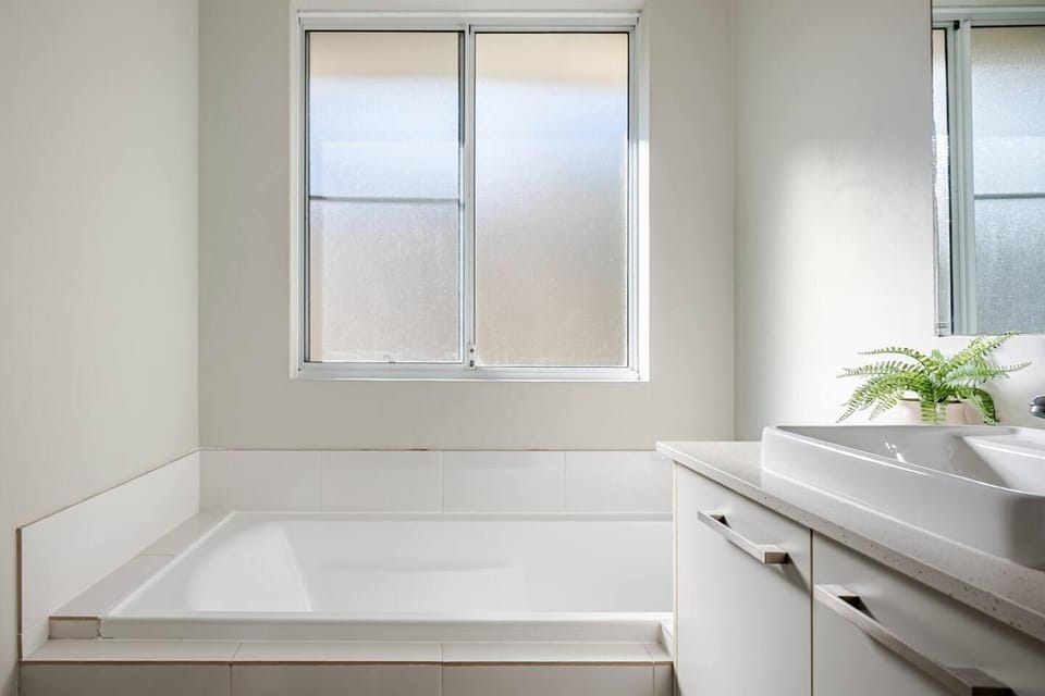 Baldivis Home Close to IGA, CAFE, Restaurants, 15 mins to beach House in Baldivis