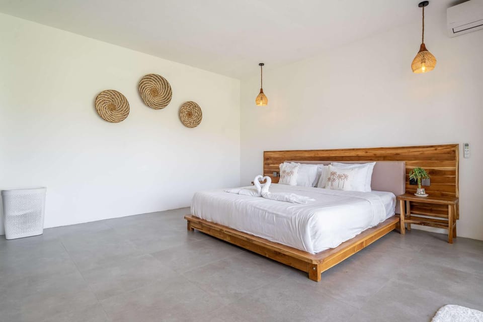 Bed, Photo of the whole room, Bedroom, towels, air conditioner