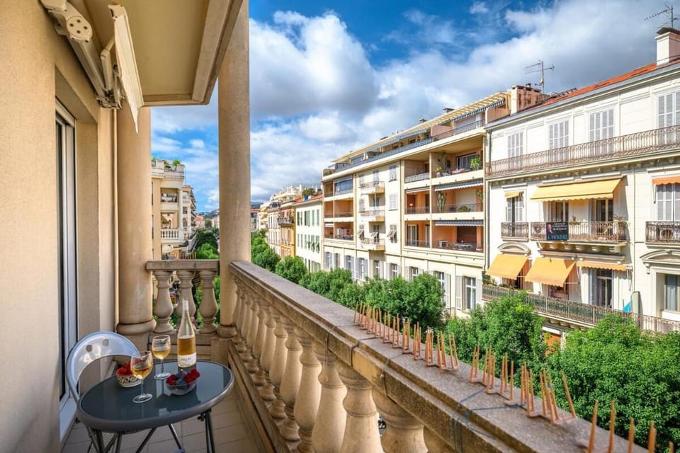 Property building, Patio, View (from property/room), Balcony/Terrace, Food and drinks, Food, City view, Drinks