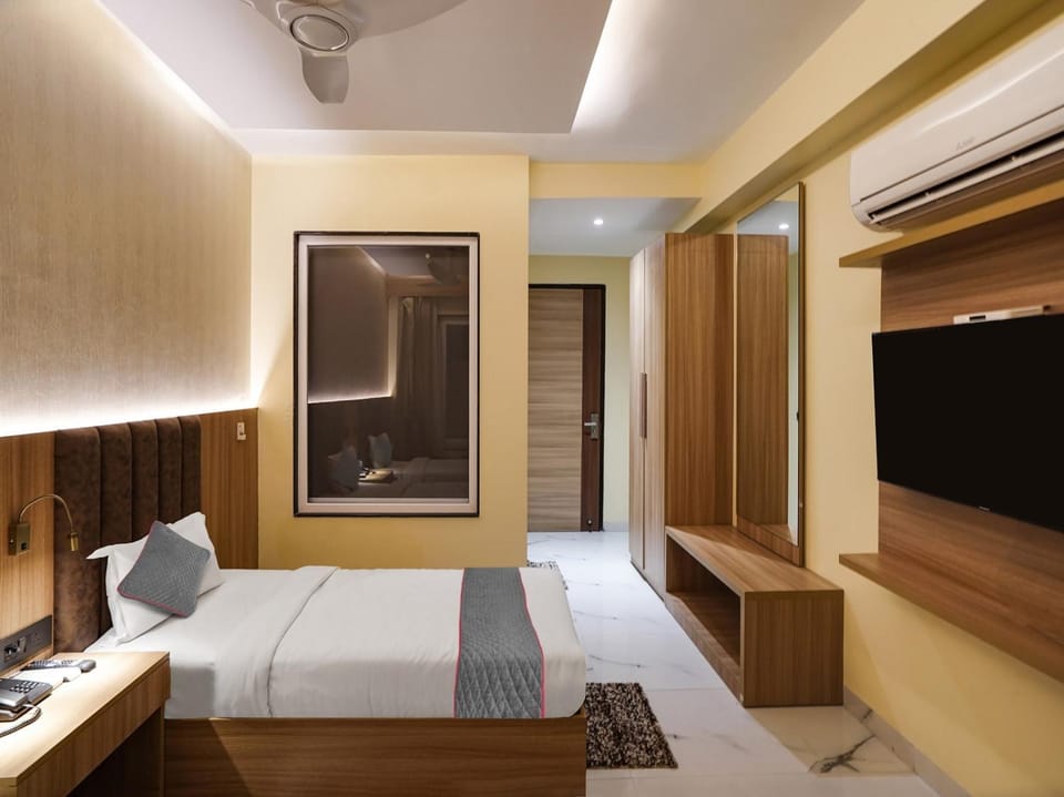 Communal lounge/ TV room, Bed, TV and multimedia, Living room, Photo of the whole room, Seating area, Evening entertainment, Bedroom, wardrobe, air conditioner