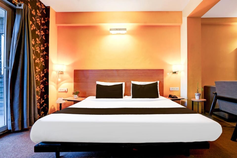 Bed, Living room, Photo of the whole room, Seating area, Bedroom
