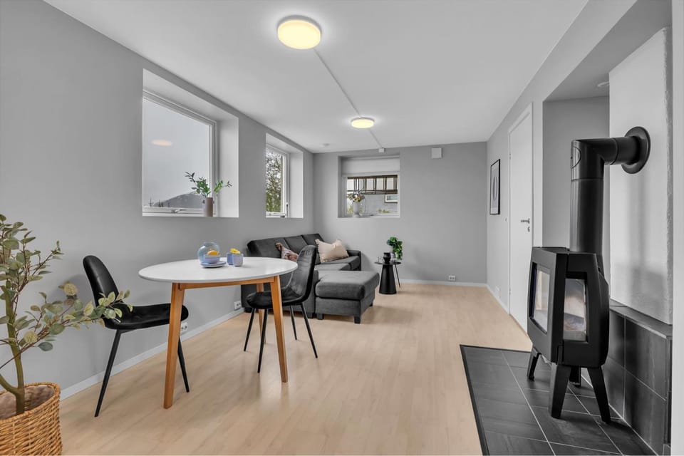 TV and multimedia, Living room, Seating area, Dining area