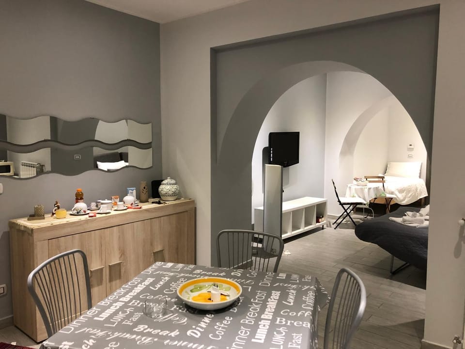 Coffee/tea facilities, Kitchen or kitchenette, Living room, Seating area, Dining area