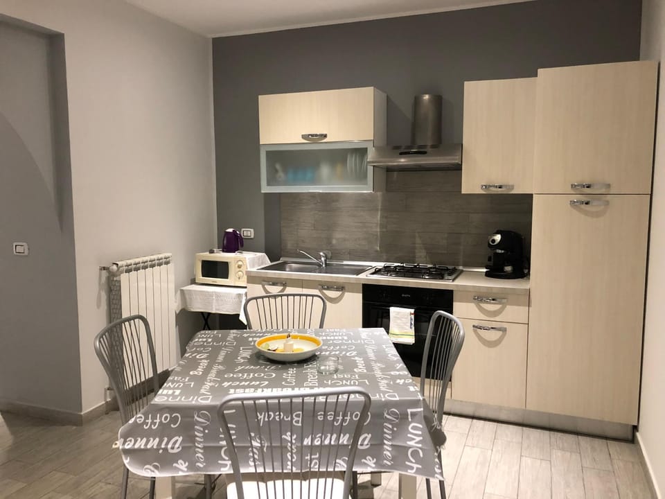 Coffee/tea facilities, Kitchen or kitchenette, Living room, Seating area, Dining area