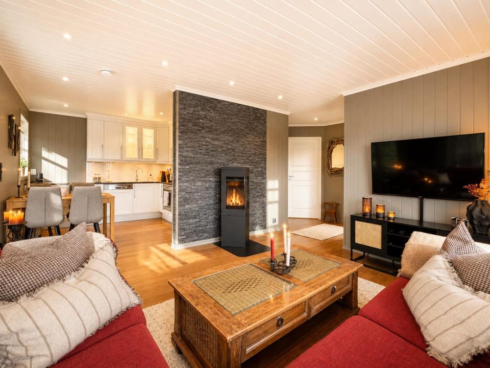 TV and multimedia, Living room, Seating area, Dining area, fireplace, kitchen
