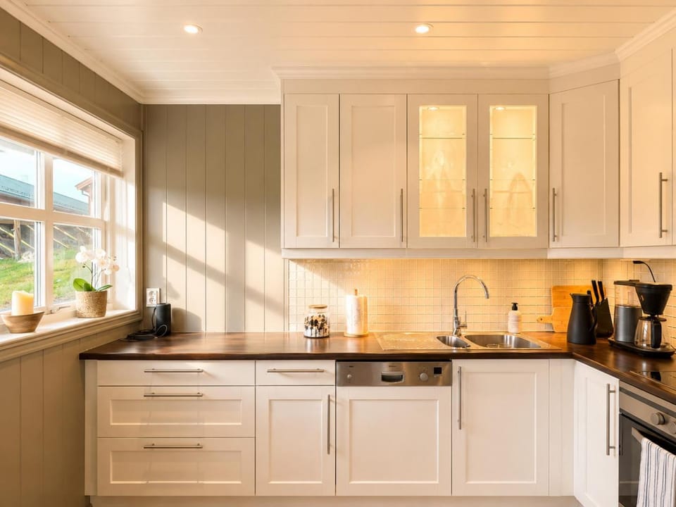 Coffee/tea facilities, dishwasher, microwave, oven, stove, kitchen