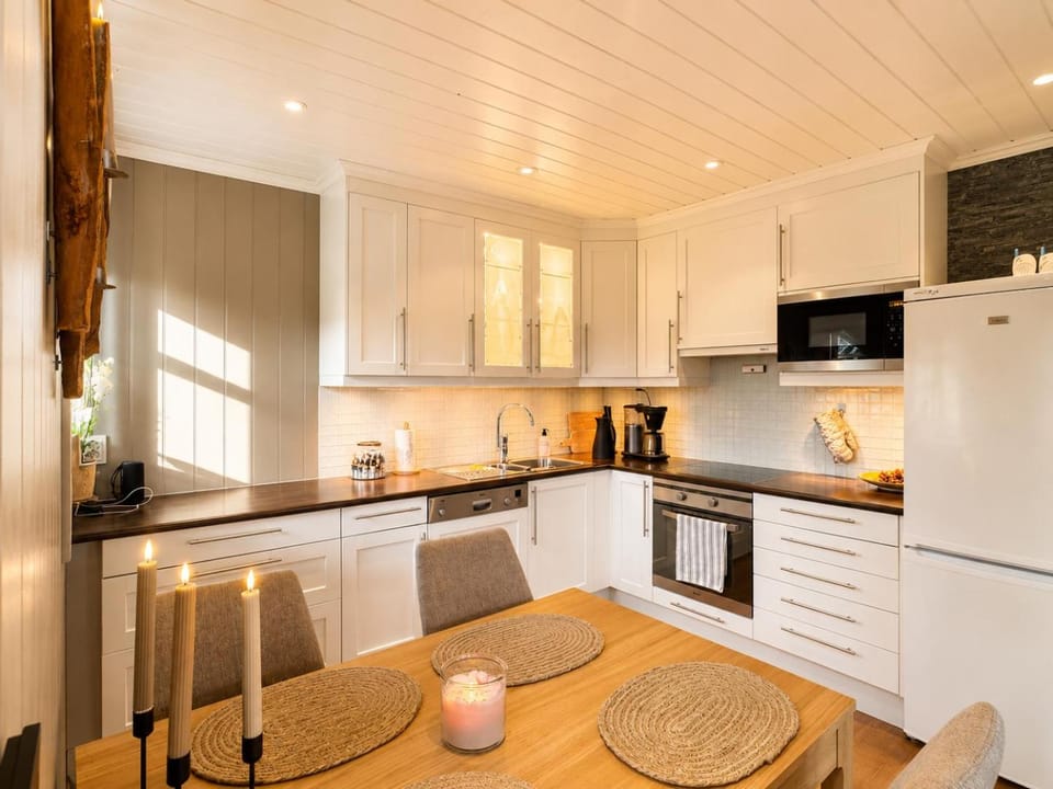 Coffee/tea facilities, dishwasher, microwave, oven, stove, kitchen