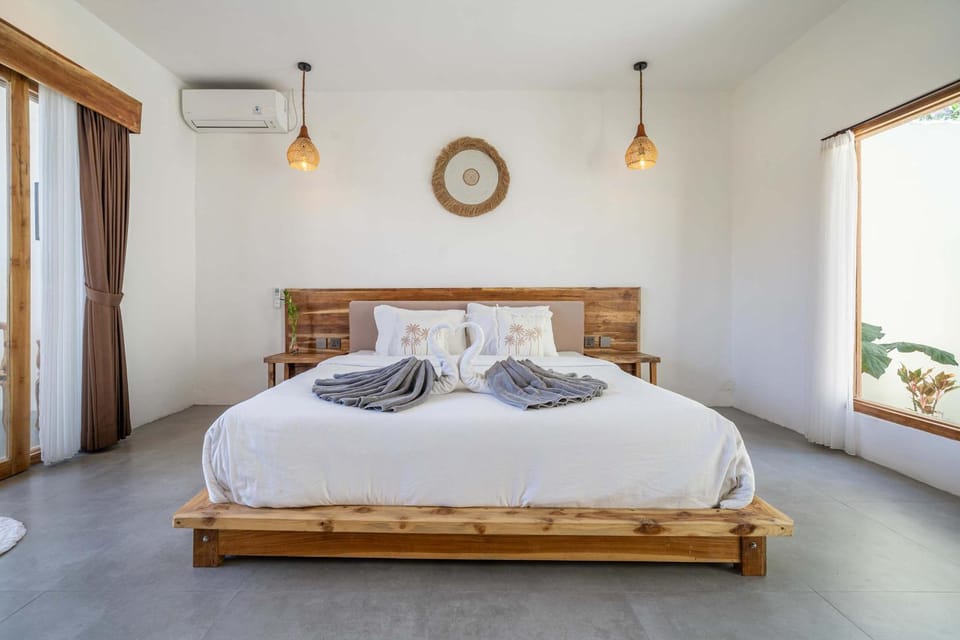 Bed, Photo of the whole room, Bedroom, towels, air conditioner