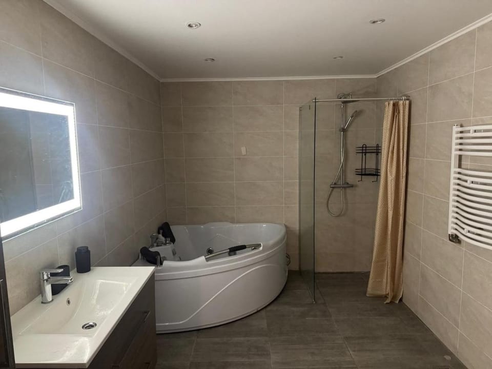Luxury villa with modern design & spa bathroom Villa in Zealand