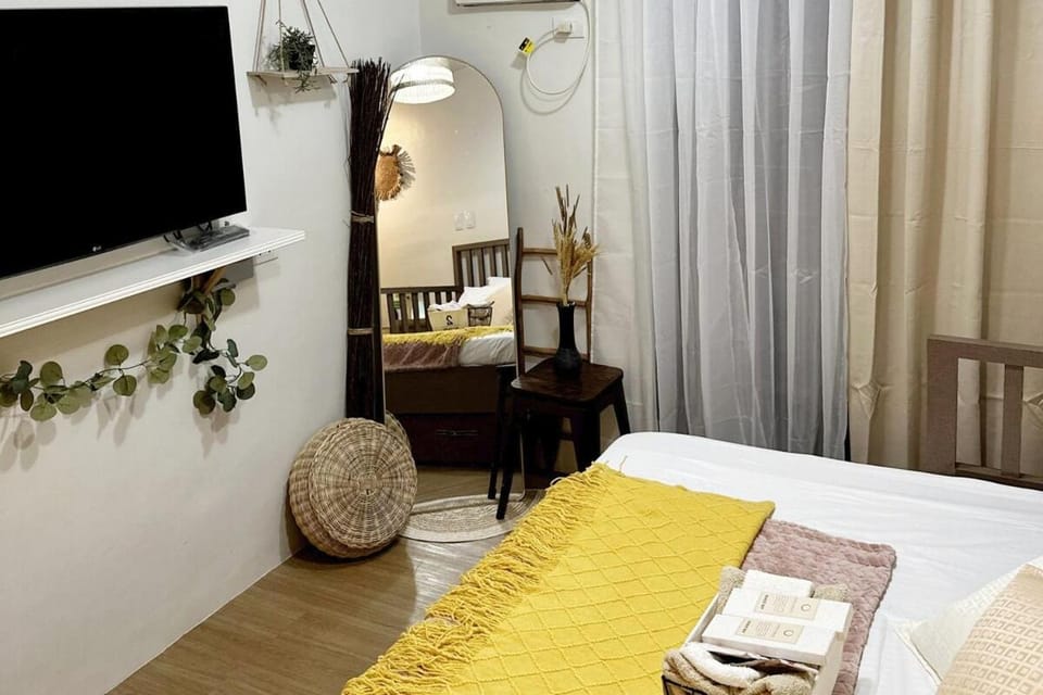 Bed, TV and multimedia, Bedroom