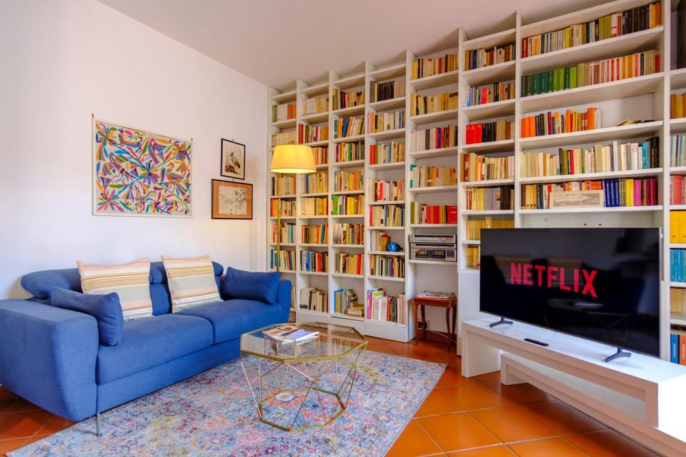 Communal lounge/ TV room, Library, TV and multimedia, Living room, Seating area, Evening entertainment