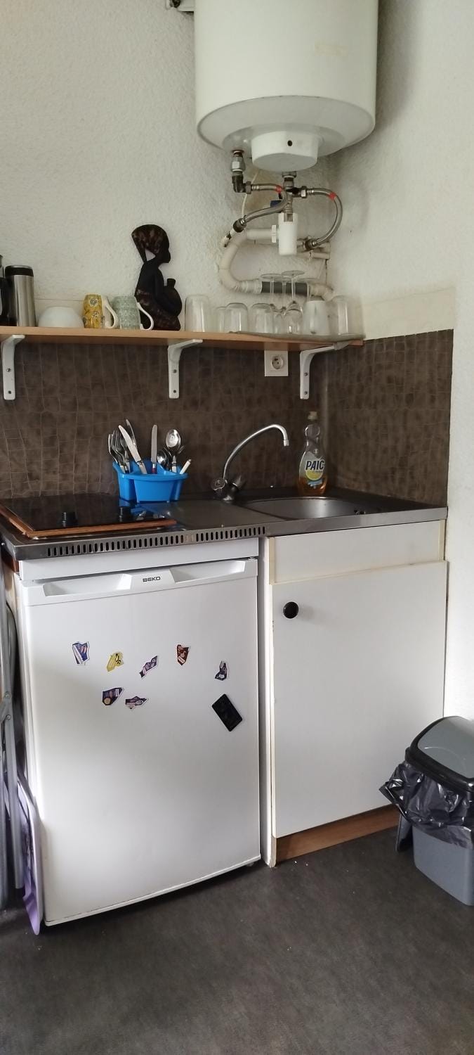 Kitchen or kitchenette, stove
