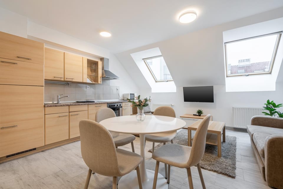 TV and multimedia, Kitchen or kitchenette, Living room, Seating area, Dining area