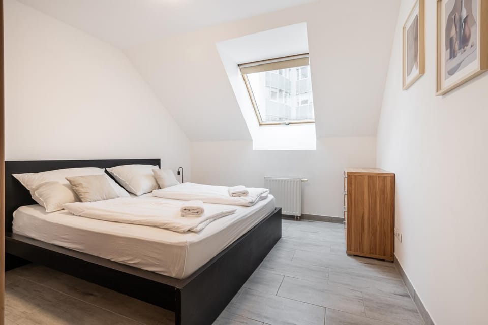 Bed, Photo of the whole room, Bedroom, towels