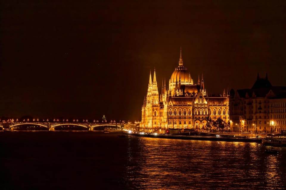 Nearby landmark, Off site, Night