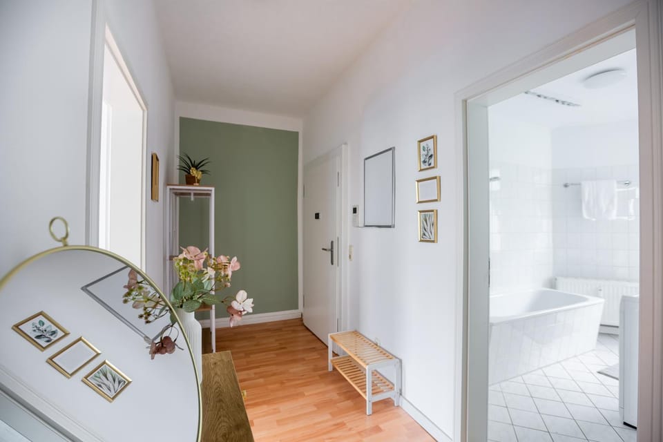 Facade/entrance, Bathroom, Photo of the whole room, Decorative detail, Bath, towels