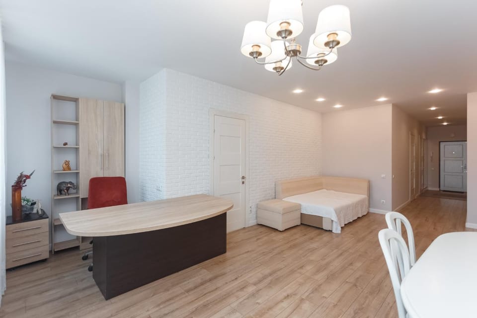 Bed, Living room, Seating area, Dining area