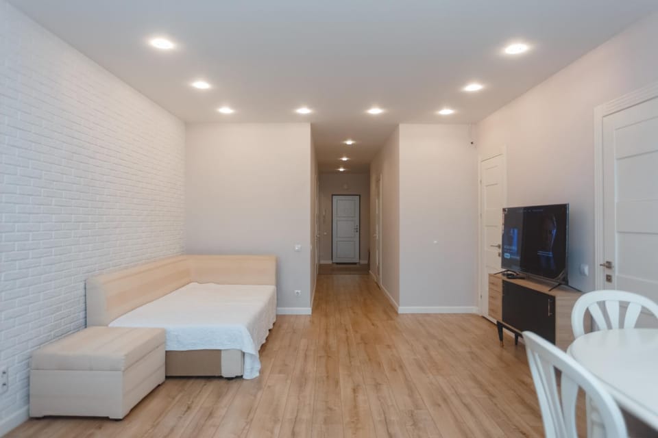 Bed, TV and multimedia, Living room, Seating area