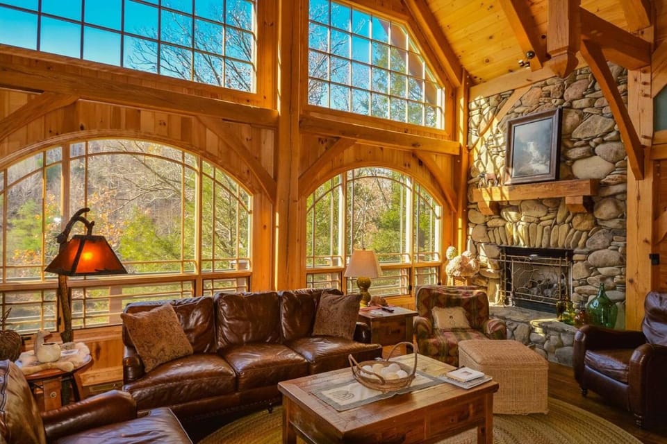 Luxury Riverfront Lodge - Sleeps 12, VIEWS, Fireplaces, Dogs OK House in Ashe County