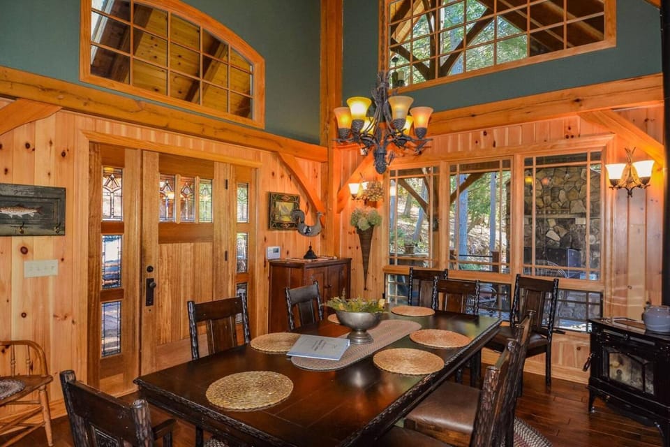 Luxury Riverfront Lodge - Sleeps 12, VIEWS, Fireplaces, Dogs OK House in Ashe County