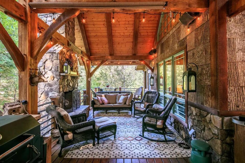 Luxury Riverfront Lodge - Sleeps 12, VIEWS, Fireplaces, Dogs OK House in Ashe County