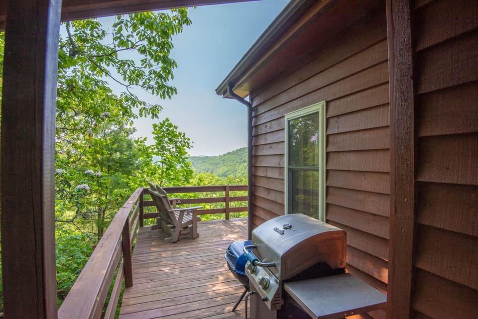 Fleetwood Falls - VIEWS - Lake and New River Access - Close to Todd & Boone - 30 Min to Skiing House in Watauga